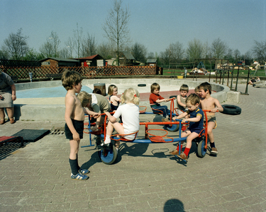 118142 Afbeelding van spelende kinderen in de speeltuin aan de Bijnkershoeklaan te Utrecht.